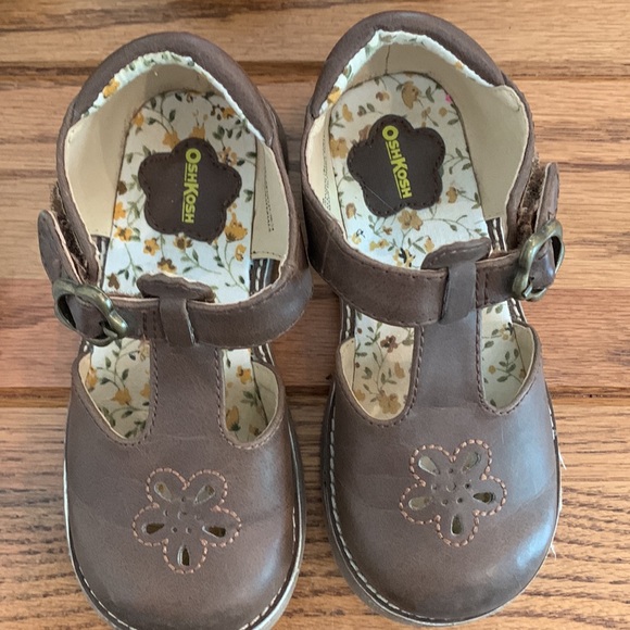 4 pair toddler girls size 8 shoes - Picture 3 of 16